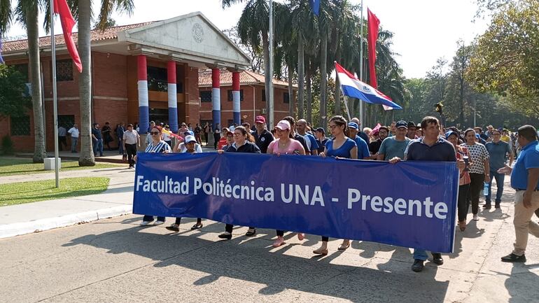 El punto de encuentro en la sede del Rectorado de la UNA de donde partieron hasta la ruta Mcal. Estigarribia.