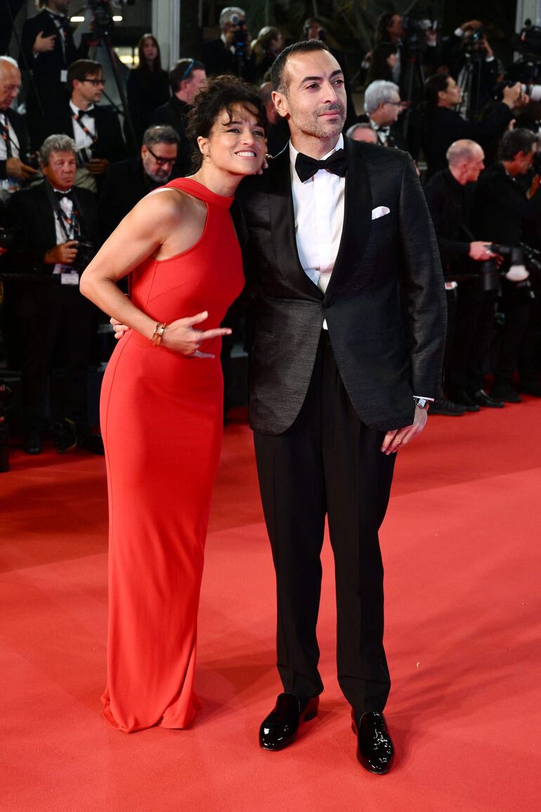 La actriz estadounidense Michelle Rodriguez y el productor Mohammed Al Turki en la red carpet del Festival de Cannes 2024. (CHRISTOPHE SIMON / AFP)