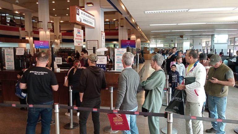 Una numerosa cantidad de clientes de la ANDE se encontraba ayer realizando trámites en la sede central de la empresa estatal.