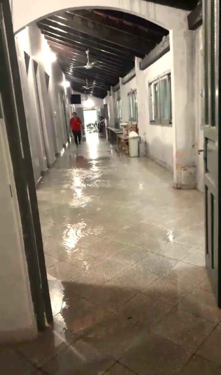 La sala de espera con cada lluvia, y a consecuencia de las goteras del techo, se inunda.