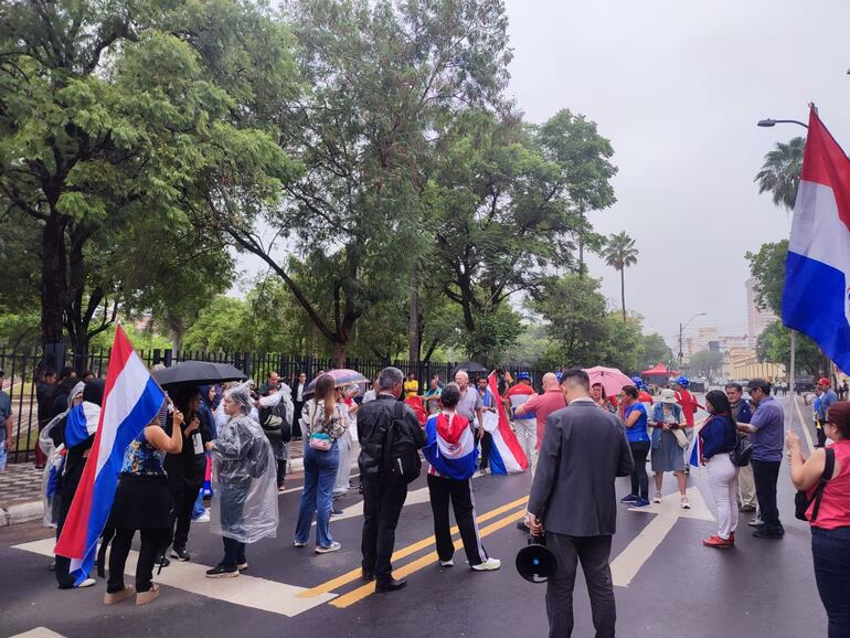 Manifestación en favor de la senadora Kattya González.