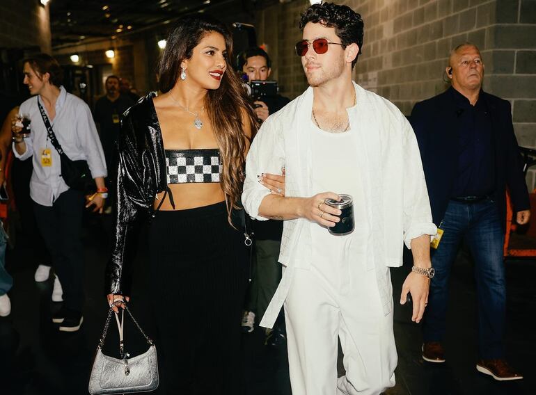 Priyanka Chopra y Nick Jonas llegando al Yankees Stadium para el show de los Jonas Brothers.