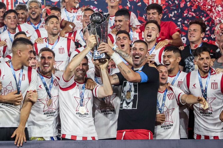 Mauro Boselli y Mariano Andújar levantan el trofeo de la Copa Argentina rodeado de sus compañeros de Estudiantes de La Plata.