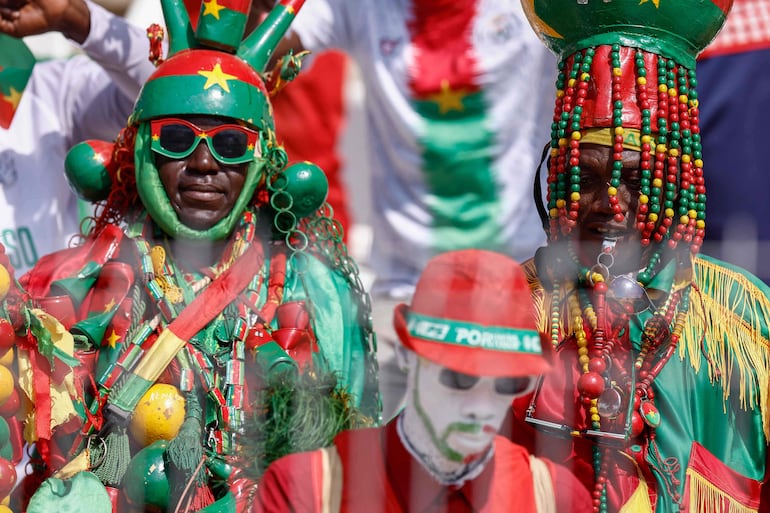 Hinchas de Burkina Faso ponen colorido a la Copa de África que se disputa actualmente en Costa de Marfil.