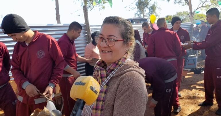 Ana Mazó, madre de un aspirante a Policía Naciona, ayuda en la elaboración de comidas típicas en la fiesta de San Juan organizada por los estudiantes de Isepol, sede Pilar,  Ñeembucú.