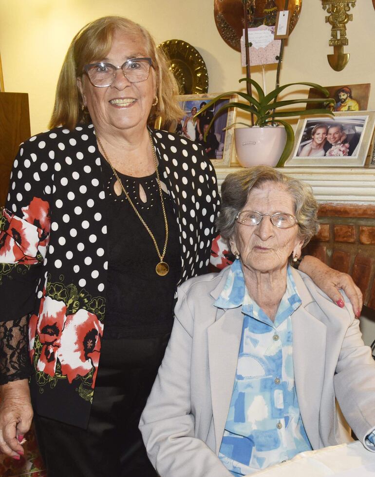 Juana Beatriz Alcaraz y María Teresa Troche de Figueredo.