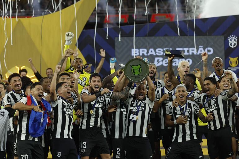 AME4181. RÍO DE JANEIRO (BRASIL), 08/12/2024.- Los jugadores de Botafogo celebran al coronarse campeones del Brasileirao, este domingo tras un partido ante Sao Paulo, en el estadio Olímpico Nilton Santos, en Río de Janeiro (Brasil). EFE/ Antonio Lacerda
