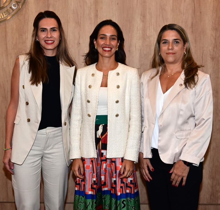 Vanessa Oddone, Victoria Burt y Claudia De Marco.