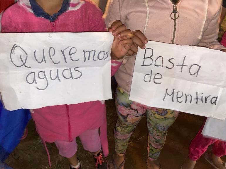 Carteles que hicieron las niñas de la comunidad para reclamar por la falta de agua.