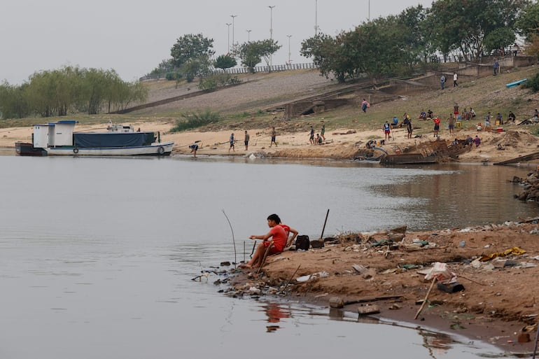 El Ministerio de Ambiente y Desarrollo Sostenible de Paraguay (Mades) advirtió que la bajante extrema del río Paraguay producto de la sequía aumenta los riesgos de afectación a los ecosistemas acuáticos, con la posible mortandad de peces, así como el abastecimiento del líquido a ciertas comunidades.