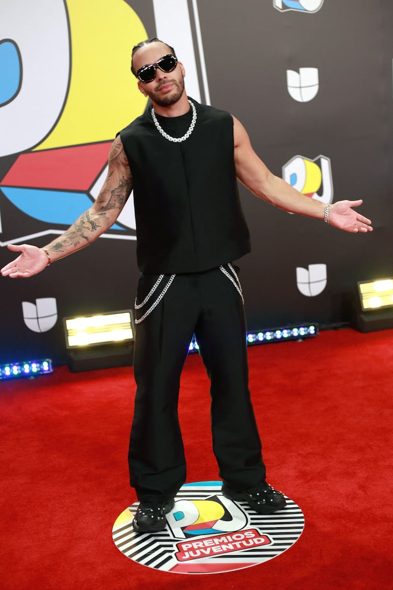 Prince Royce a su llegada a la alfombra roja de los Premios Juventud 2024, en Puerto Rico. (Gladys Vega/Getty Images/AFP)
