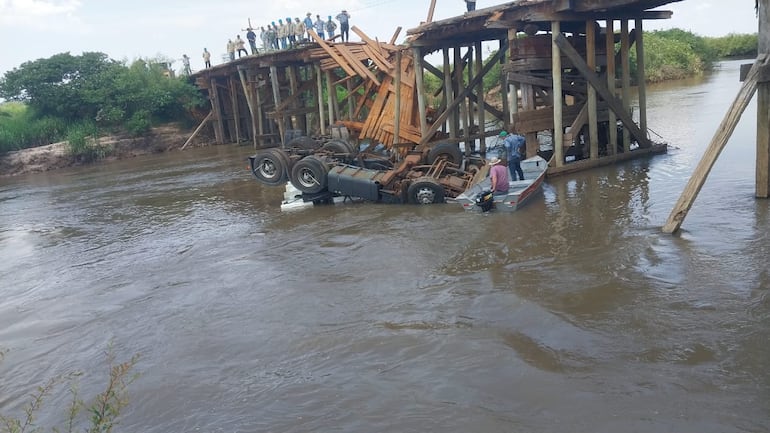 El camión quedó prácticamente sumergido en río Monday y el conductor no pudo salvar su vida.