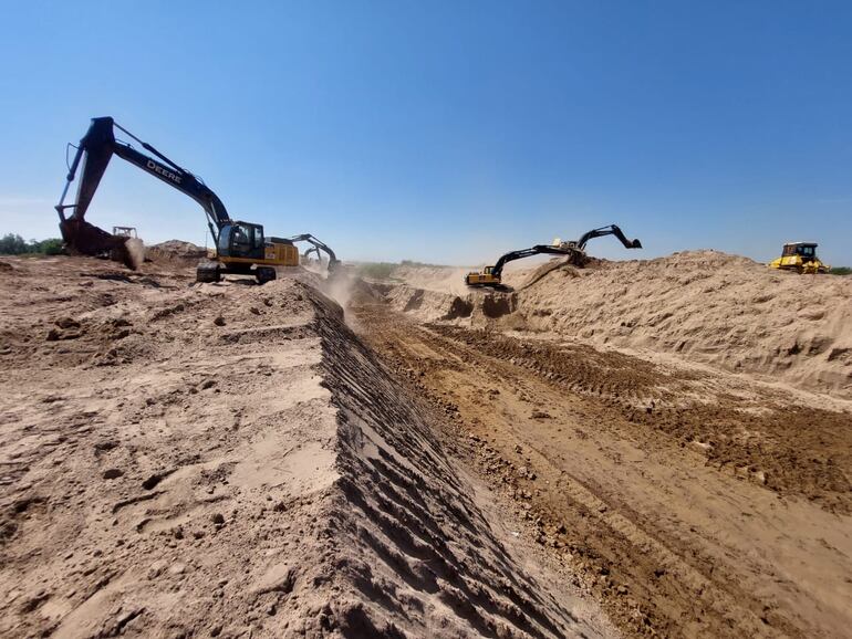 Trabajos de limpieza del canal paraguayo en el Pilcomayo, para concluir las obras antes de las crecidas. Archivo