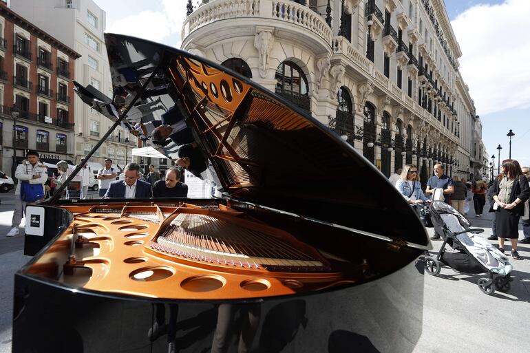 Una pianista toca un piano de cola en la Plaza de Sol en Madrid este viernes durante la iniciativa Pianos por Madrid.