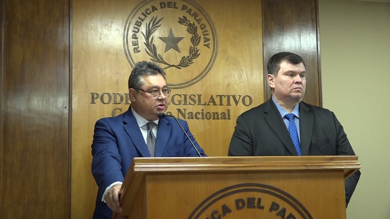 Gustavo Leite y Dionisio Amarilla, al término de la primera sesión de la Comisión Bicameral de Investigación Anti Lavado (CBI), conocida como Comisión “Garrote”.