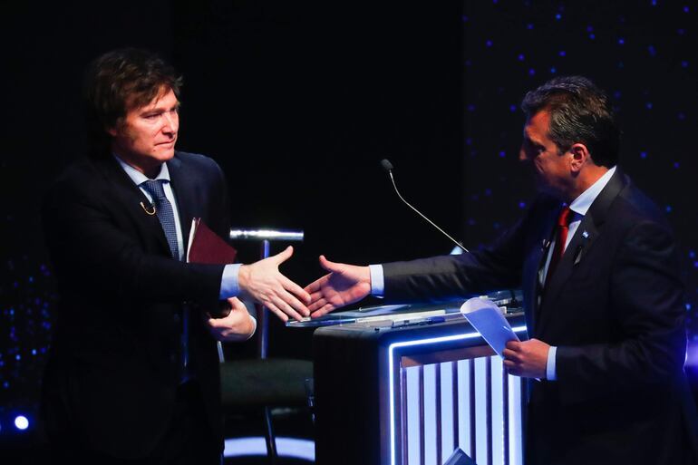 BUENOS AIRES (ARGENTINA), 08/10/2023.- El candidato Javier Milei (i) saluda al candidato Sergio Massa durante uno de los debates electorales.  EFE/ Agustín Marcarian POOL
