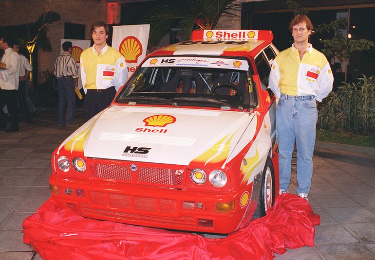 Presentación oficial para el Transchaco Rally 1997. Posan junto al Lancia Delta HF Integrale, Francisco "Pancho" Gorostiaga y Víctor "Figu" Aguilera.