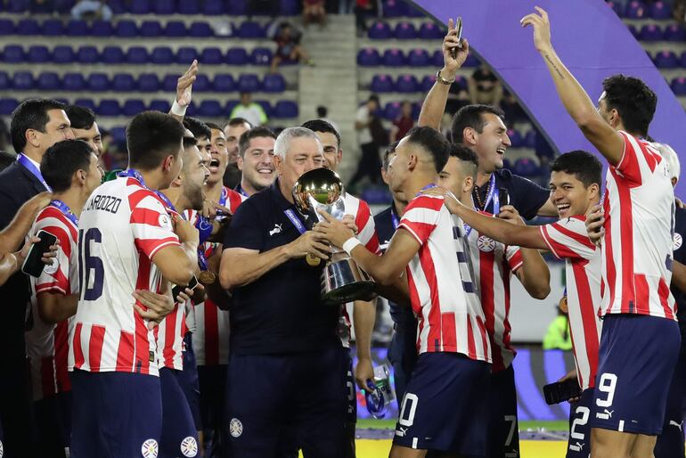 Los jugadores de Paraguay celebran la clasificación a Los Juegos Olímpicos París 2024 y la consagración de campeón del Preolímpico 2024 en el estadio Nacional Brígido Iriarte, en Caracas, Venezuela.