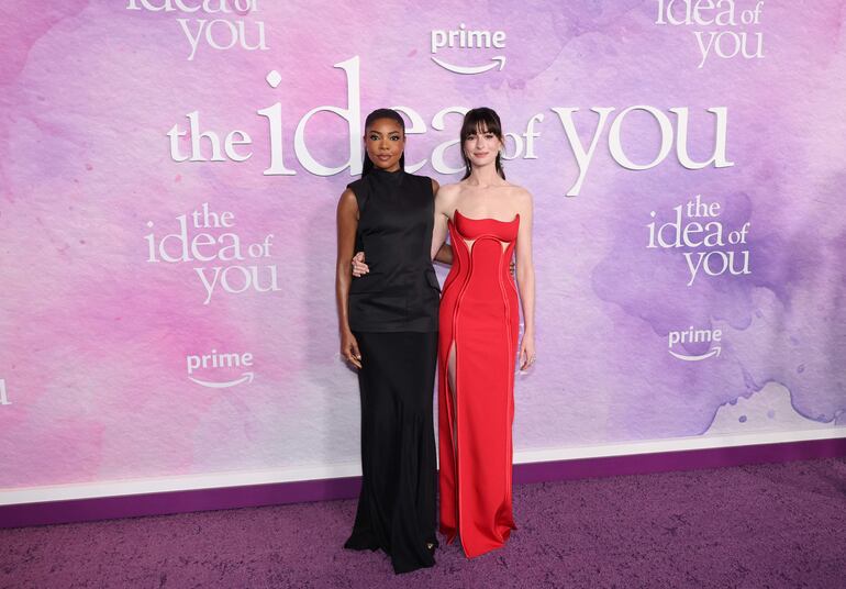 ¡Muy elegantes! Gabrielle Union y Anne Hathaway en la premier de "La idea de ti". (Cindy Ord/Getty Images/AFP)
