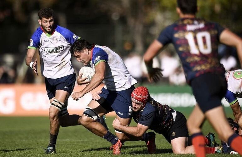 El yacaré Felipe Puertas, con la ovalada, detrás Felipe Villagrán espera el pase en el juego de ayer en Buenos Aires.