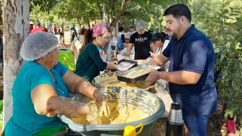 También se elaboró la rica sopa paraguaya en el tradicional tatakua.