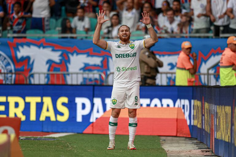 El paraguayo Isidro PItta, futbolista de Cuiabá, festeja un gol en el partido frente a Bahía por la ronda 17 de la Serie A de Brasil en el estadio Arena Fonte Nova, en Salvador.