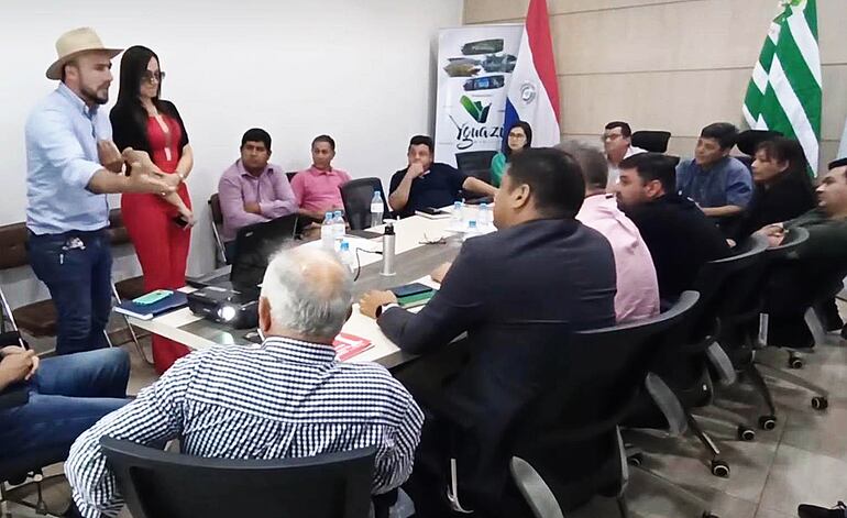 Juan Arévalos, parado, durante su intervención en la Junta Municipal.