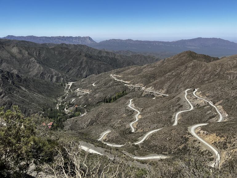 El camino de caracoles llamado Camino del Año por las 365 vueltas que tiene es ideal para la aventura durante la visita a Mendoza. Es parte del recorrido de la Reserva Natural Villavicencio.