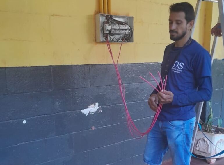 Los delincuentes cortaron todo el cableado del sistema eléctrico de un pabellón.