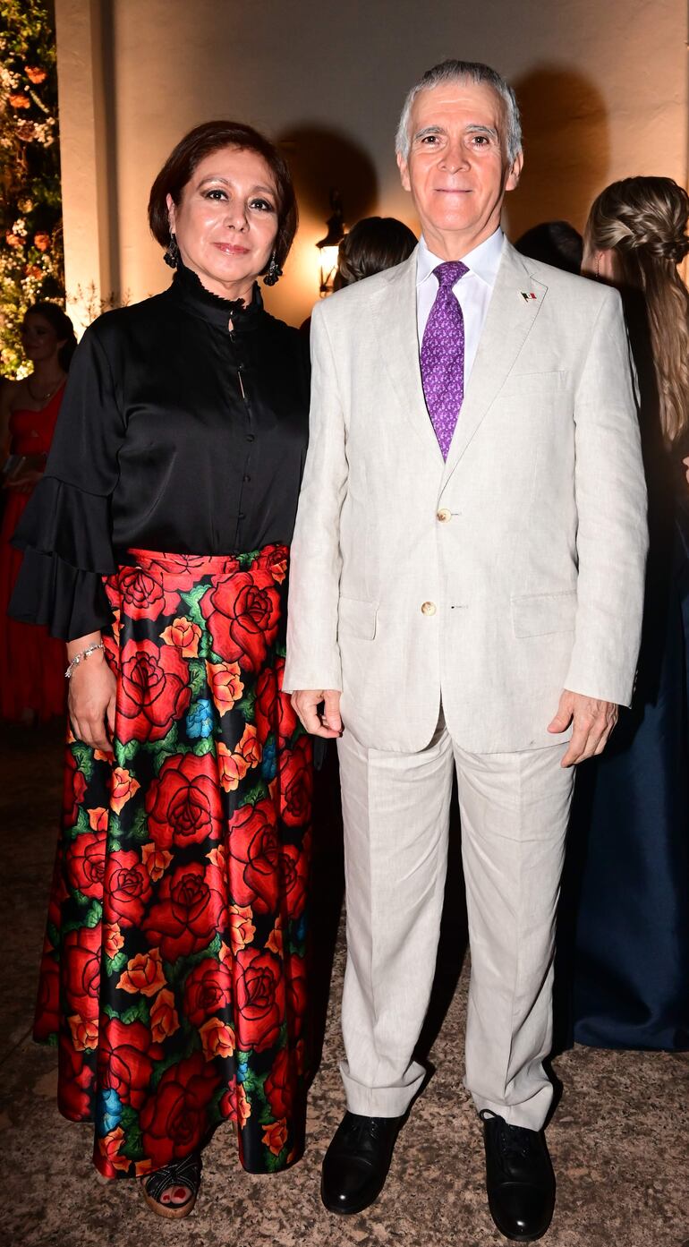 Jacqueline Morán Rosas y el embajador de México en Paraguay, Juan Manuel Nungaray.