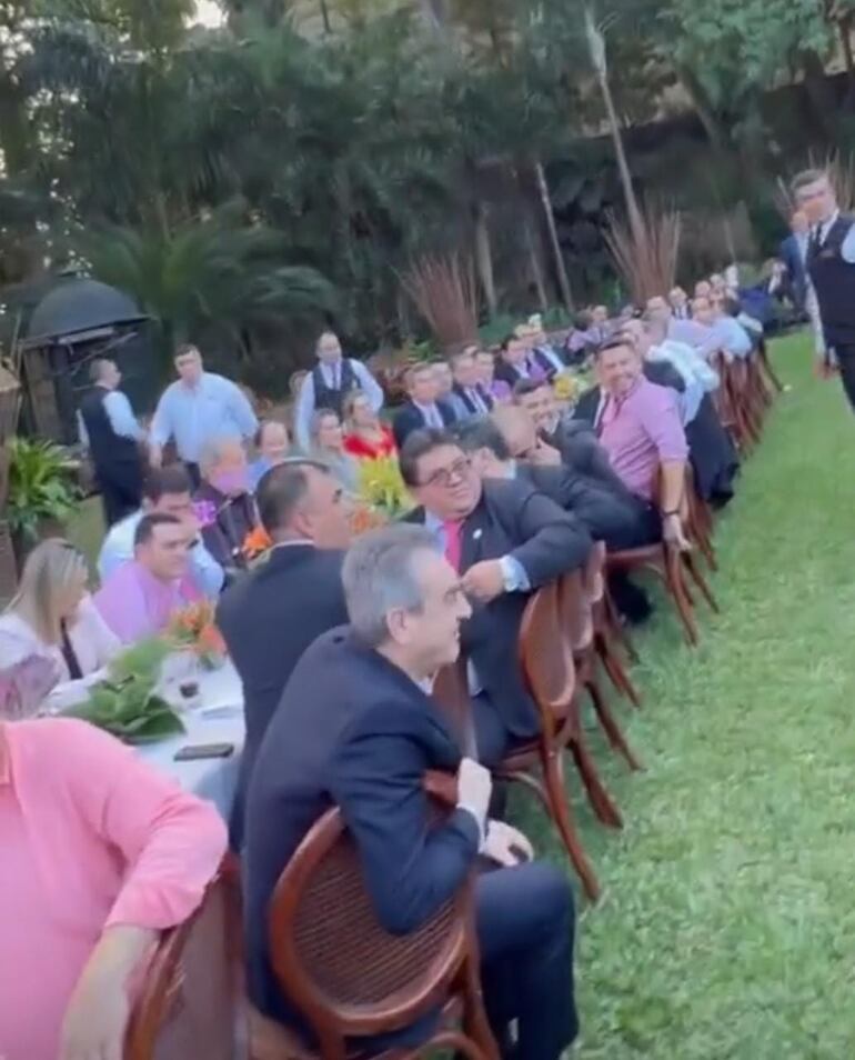 Mesa de Diputados y otros políticos en el festejo en la casa de HC, luego de dejar sin quorum la sesión de la Cámara Baja.