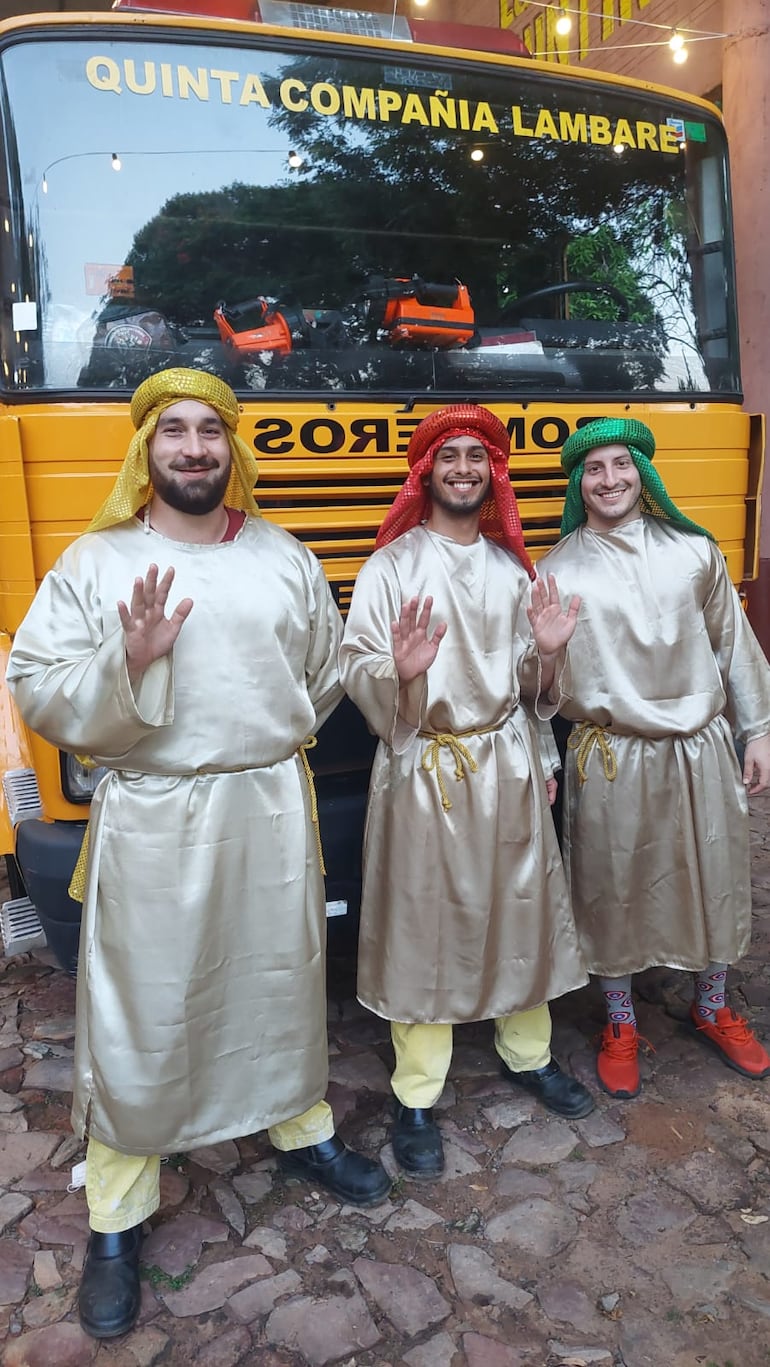 Vestidos de Reyes Magos, los bomberos voluntarios de la Quinta Compañía de Lambaré hicieron entrega de regalos a los niños.