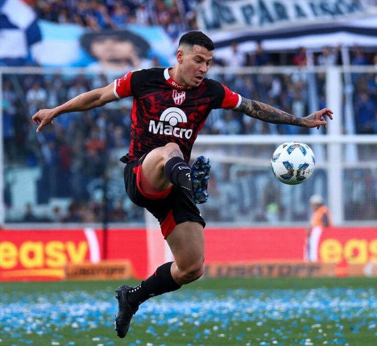 El paraguayo Juan Franco, futbolista de Instituto, en el partido frente a Talleres en el clásico cordobés por la novena fecha de la Liga Profesional de Argentina.