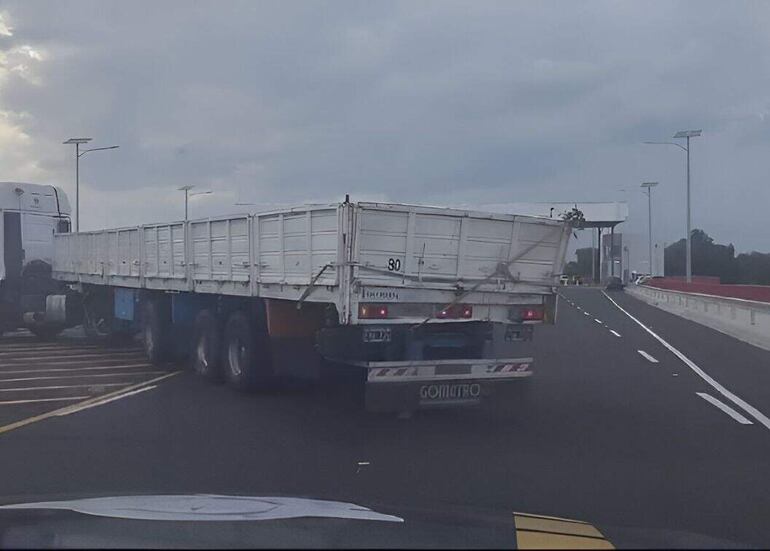 Camión intentó cruzar por el puente. 