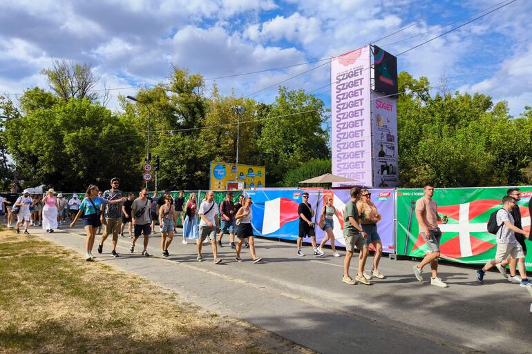 Asistentes al festival Sziget de Budapest, uno de los eventos musicales más importantes de Europa, celebra desde este miércoles su 30 edición.