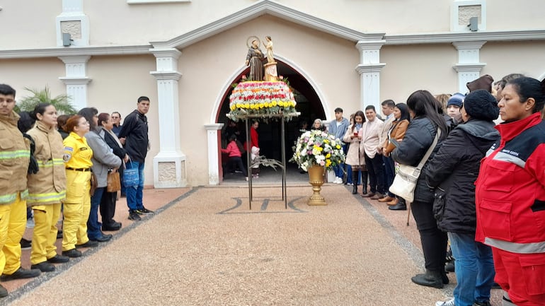 La imagen de San Antonio de Padua fue puesta en la entrada del templo.