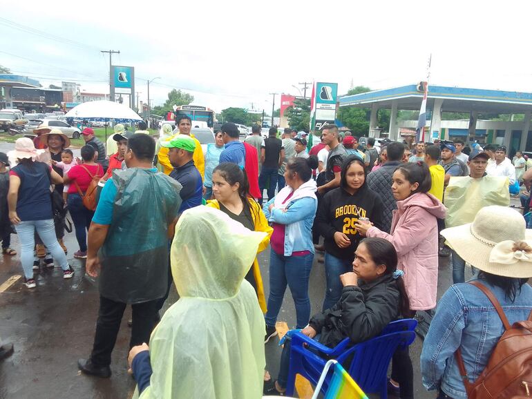 Manifestaron de los pobladores que reclaman caminos de todo tiempo.
















Los manifestantes se movilizaron durante dos días en el distrito de Guayaybí sobre la ruta PY08, pero no tuvieron el resultado esperado