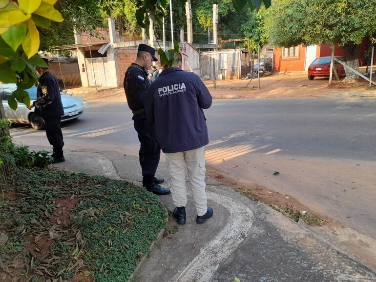 Uniformados policiales en la zona donde ocurrió el asalto al trabajador.