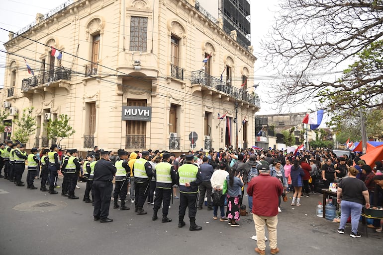 Agentes policiales resguardan el perímetro de la sede del MUVH durante la manifestación de la multisectorial. 