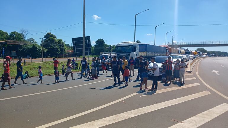 Los nativos cerraron media calzada de la ruta PY02.