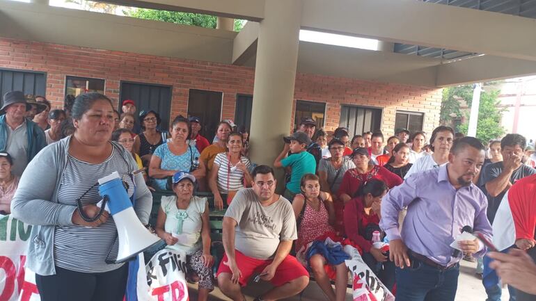 Pobladores de Arroyos y Esteros en el mercado se manifestaron en repudio al proyecto de vertedero en la localidad.