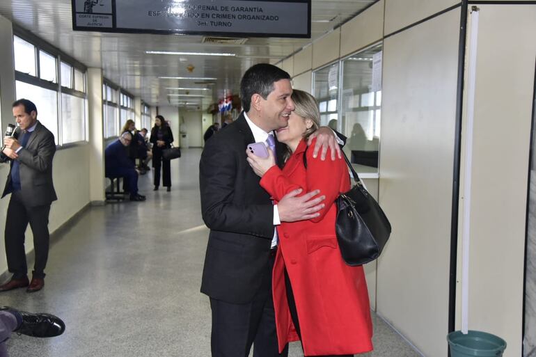 Juan Villalba y su esposa Laura Prieto, en los pasillos del Palacio de Justicia, tras recusar a las fiscalas Fátima Villasboa y Susana González, evitándo así su audiencia preliminar.