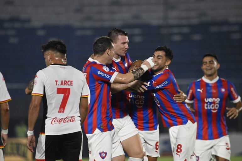 Cerro goleó y se acerca a Libertad