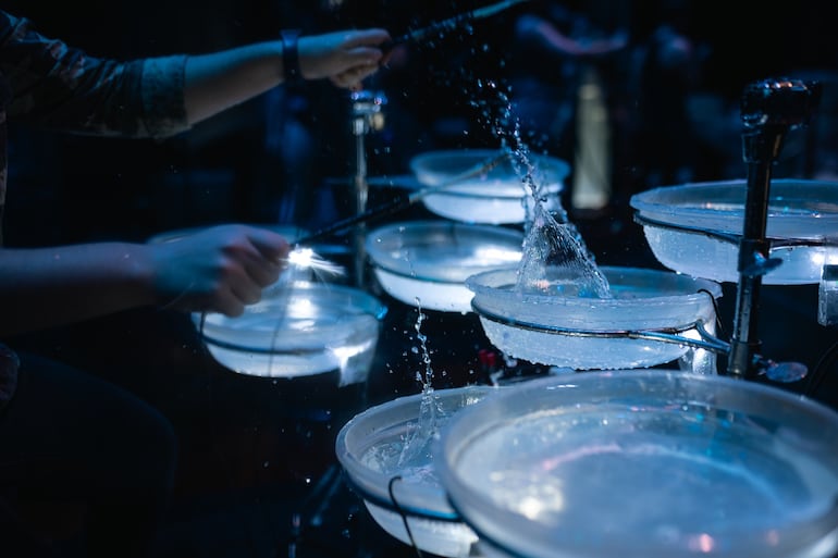 La batería de agua es uno de los instrumentos que conforma esta innovadora orquesta.