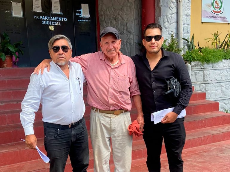 Juan Viveros Cartes (en el centro de la foto), a su salida del Departamento Judicial de la Policía.