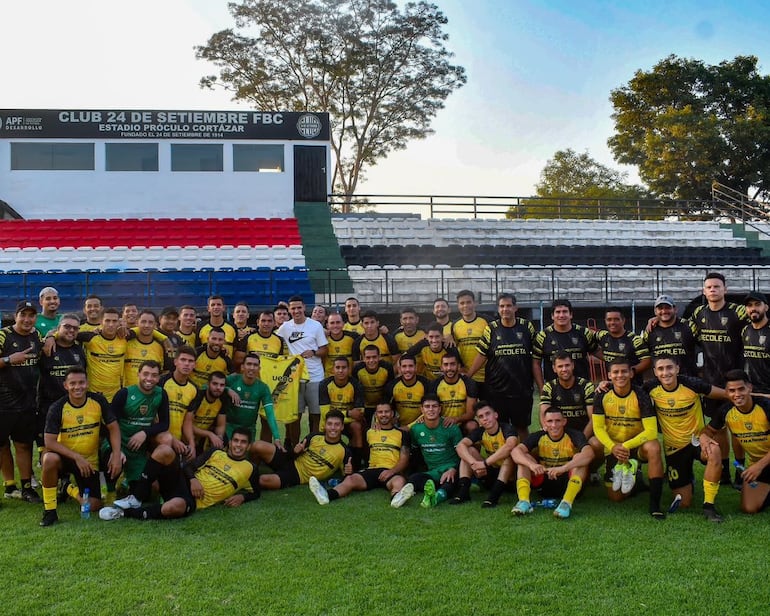 Alex Arce, metido entre los aurinegros del Recoleta, en el estadio Próculo Cortázar del 24 de Setiembre de Valle Pucú, Areguá, que milita en la tercera categoría de la Asociación Paraguaya de Fútbol.