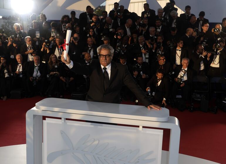 El cineasta iraní Mohammad Rasoulof posa con su Premio Especial al Mejor Guion en Cannes.