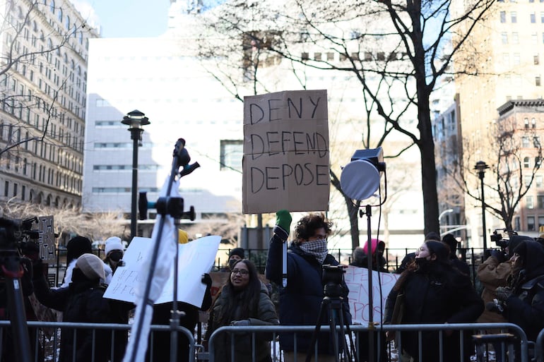 En las afueras de la Corte había manifestantes contra la industria de los seguros médicos en Estados Unidos. 