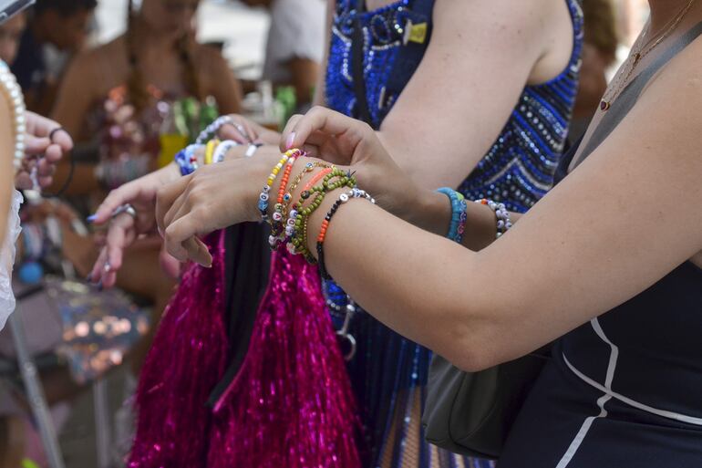 Informan que cadenas, joyería metálica y pulseras estarán prohibidas en el concierto de Taylor Swift en Londres.