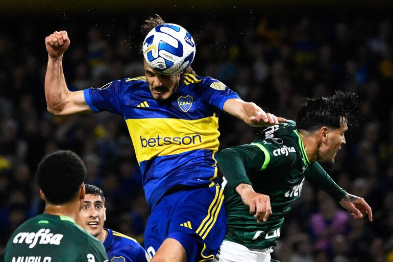 El delantero uruguayo de Boca Juniors, Edinson Cavani (i), pasa el balón por delante del defensor paraguayo de Palmeiras, Gustavo Gómez, durante el partido de fútbol de ida de las semifinales de la Copa Libertadores entre Boca Juniors de Argentina y Palmeiras de Brasil. 